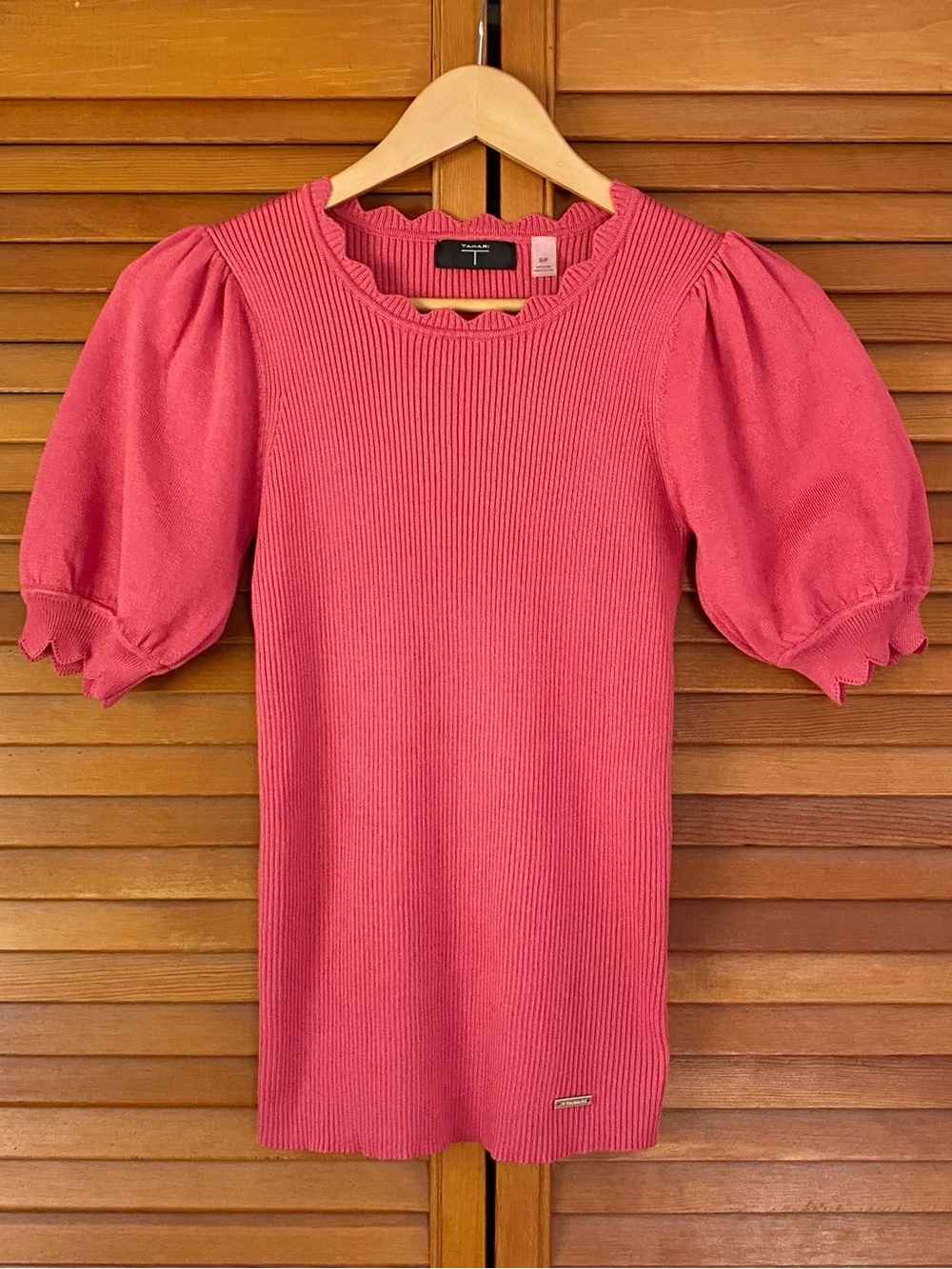 T Tahari Top Women's Size Small Ribbed Knit Scalloped Hem Pink Short Puff Sleeve